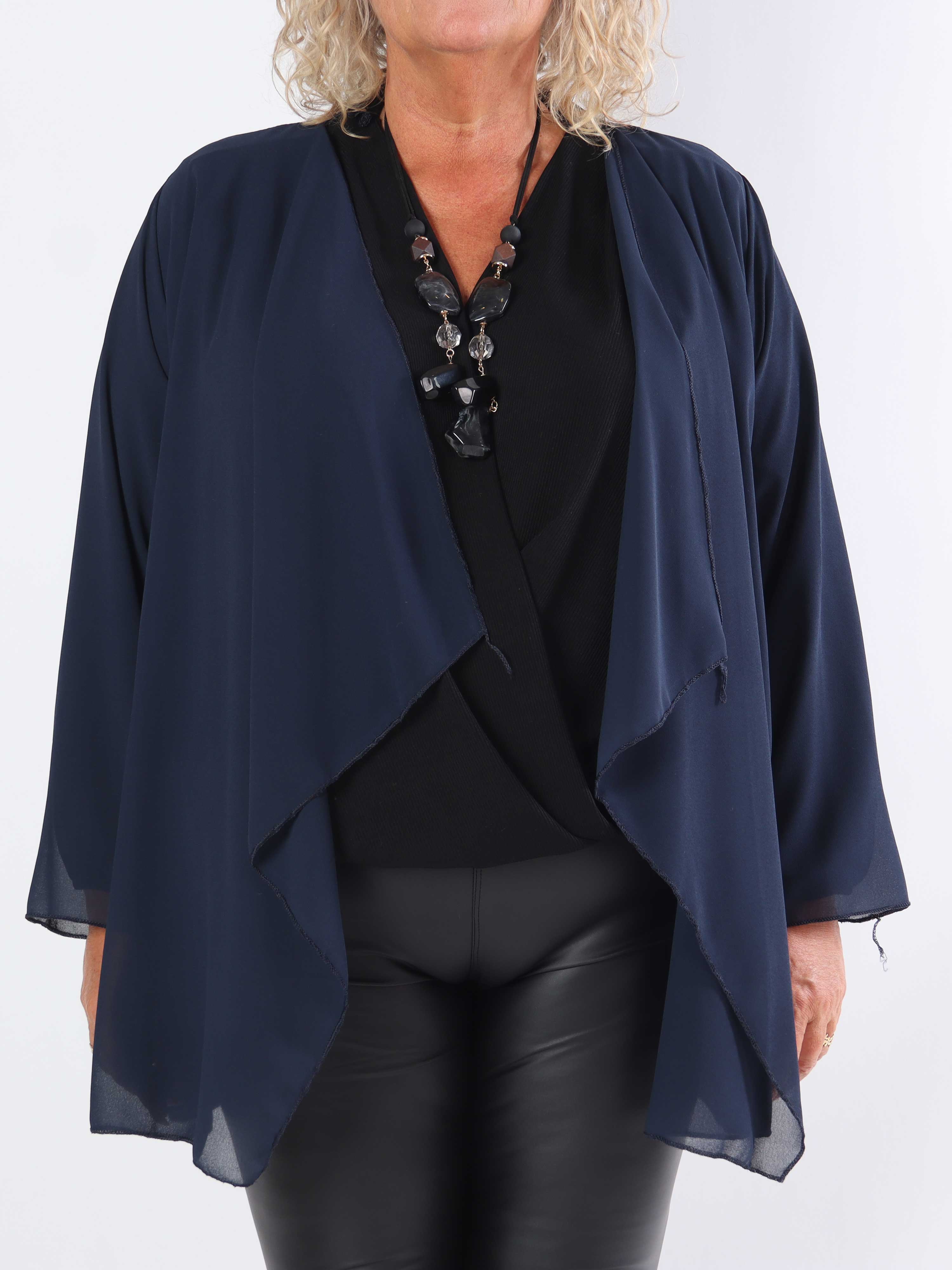 Layla - Kort lätt plus size-kofta i chiffong